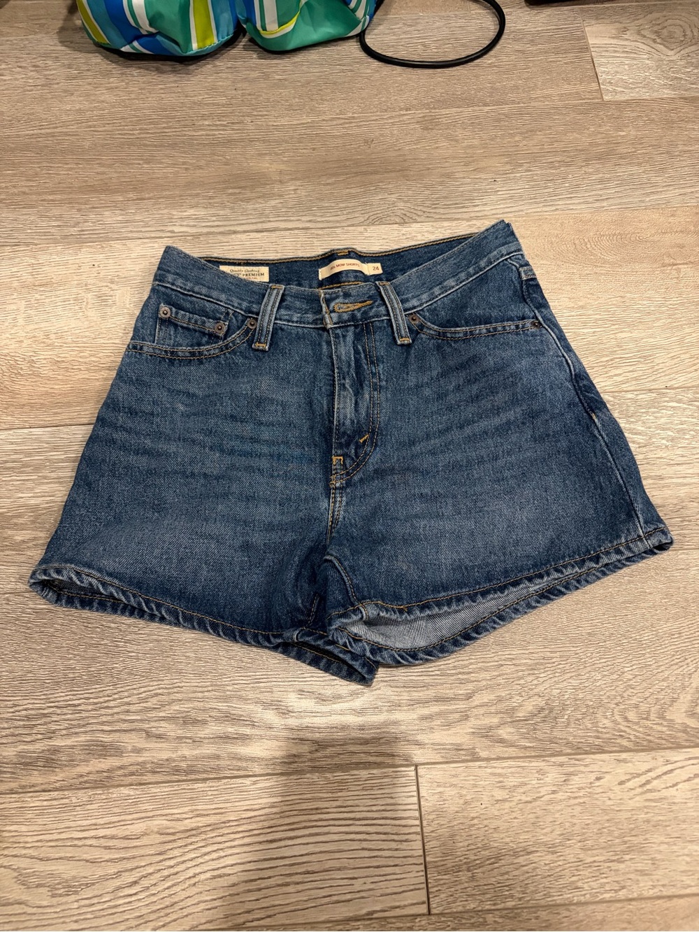 Levi’s 80s mom shorts high waisted